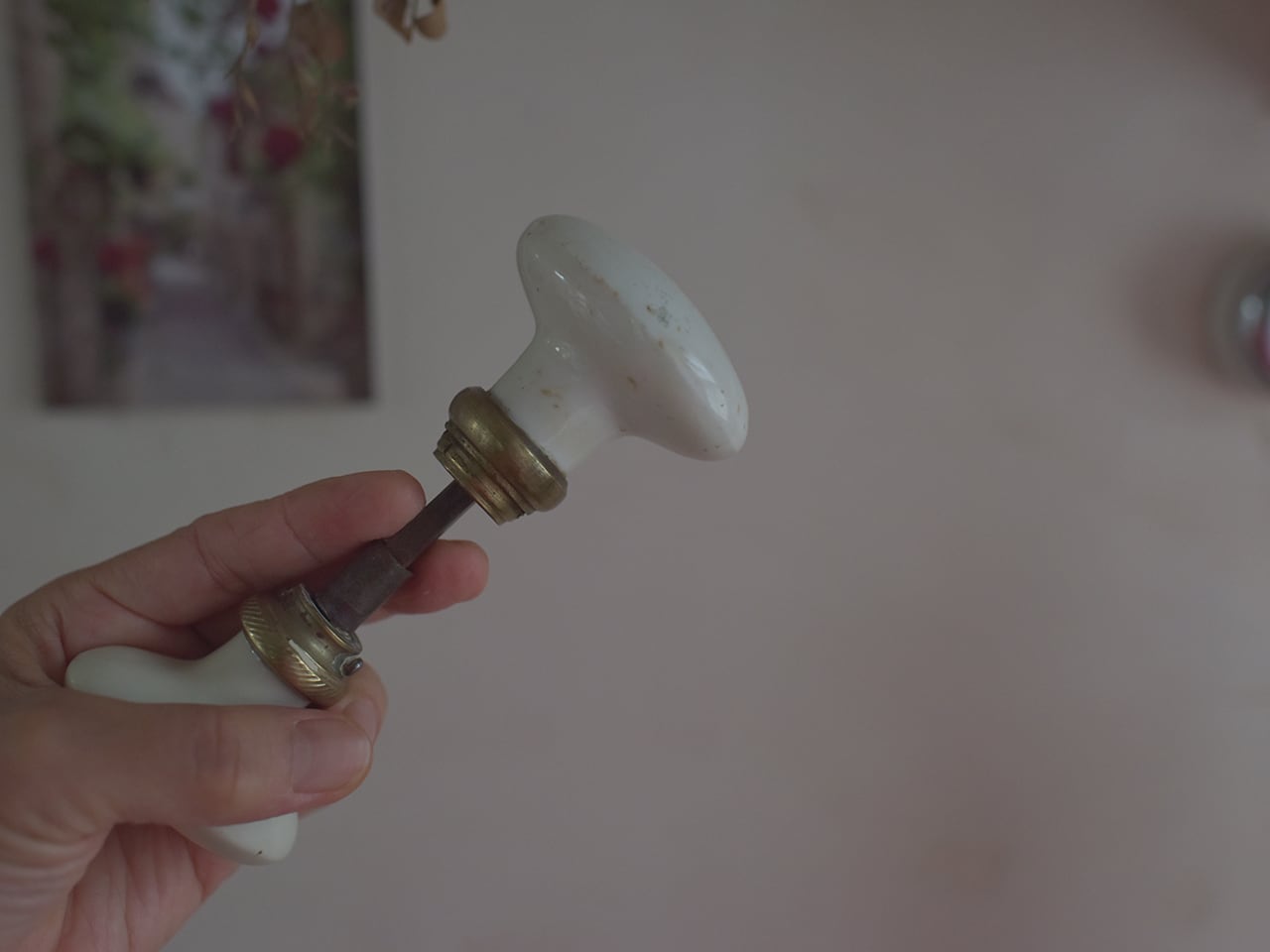 白の陶器製の楕円型ドアノブパーツ フレンチアンティーク