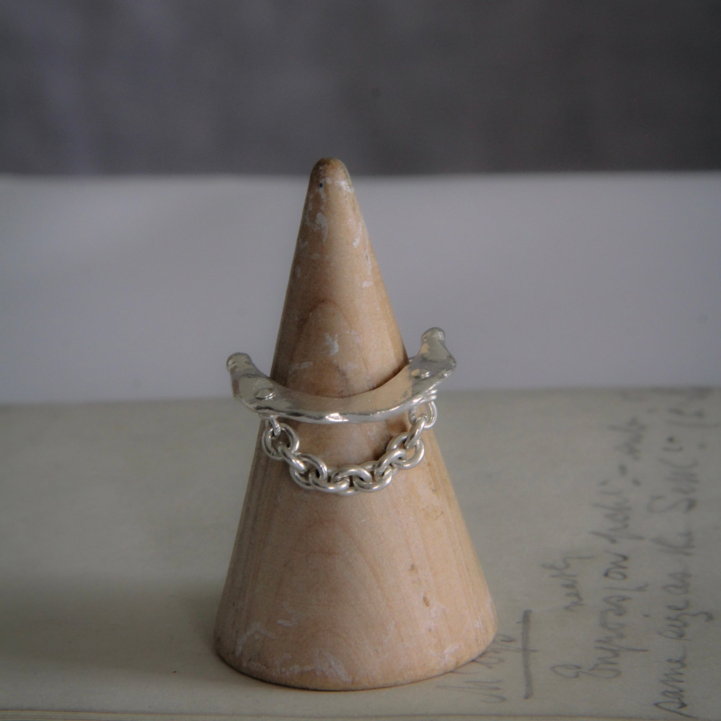 リングの下のチェーン