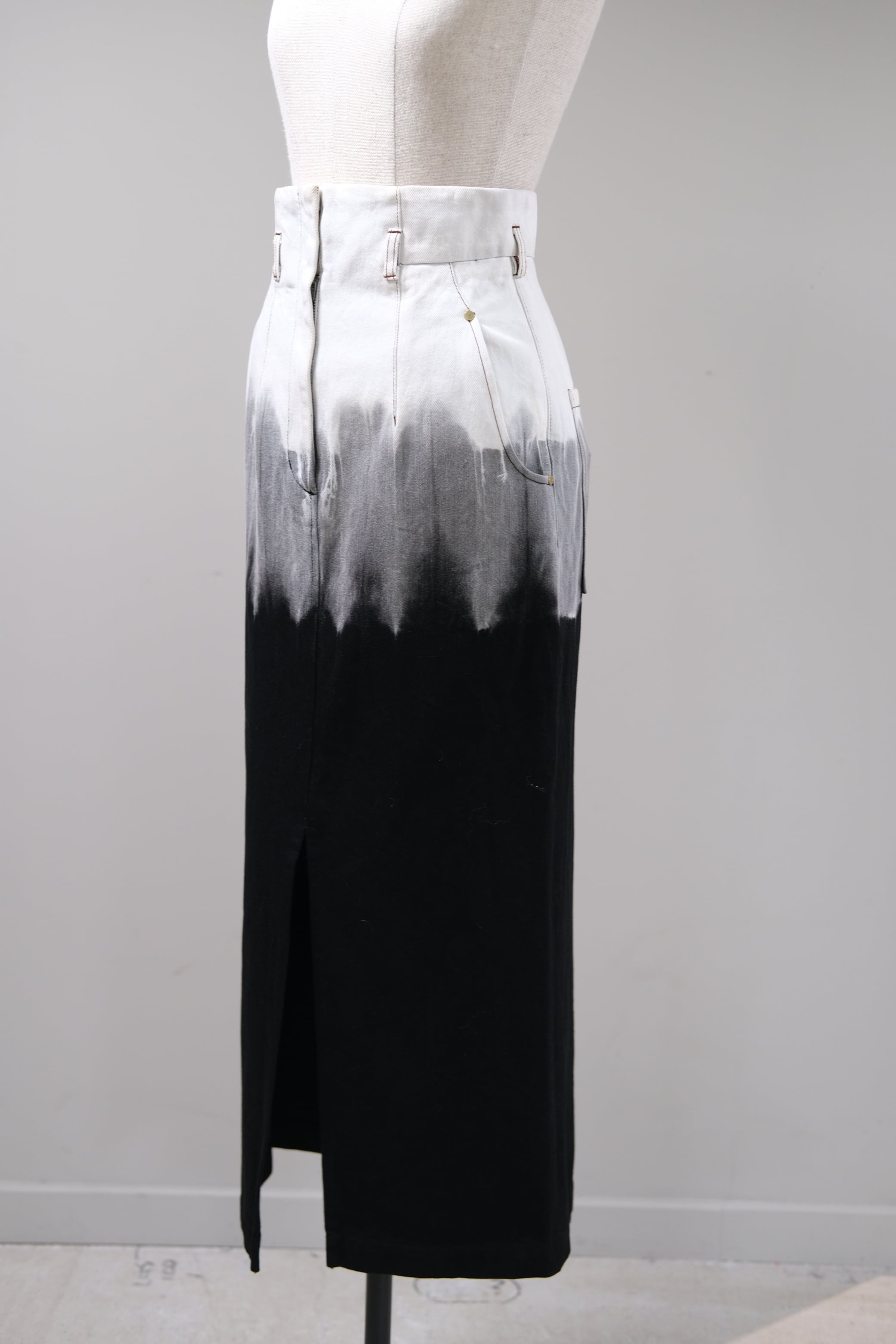 Mame Kurogouchi】Gradient Dye A-Line Denim Skist - black - | loop