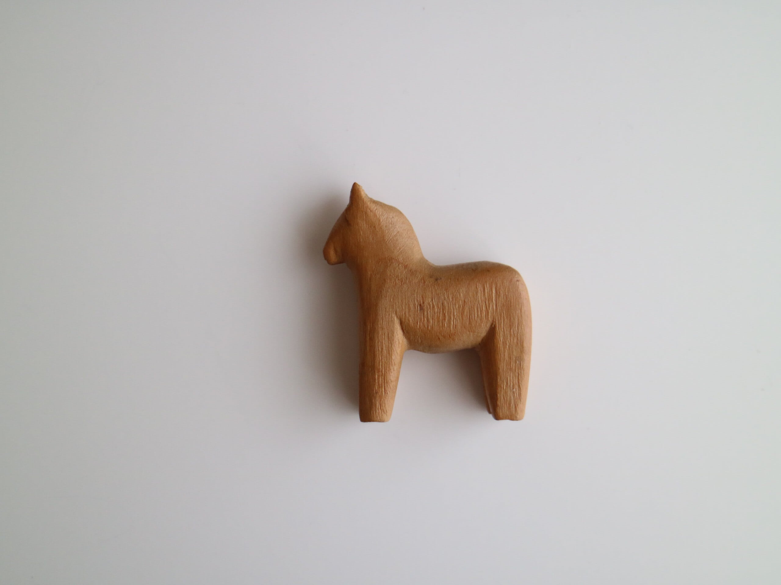 スウェーデンで見つけた木製の小さなダーラナホース No.4172 | Taloni