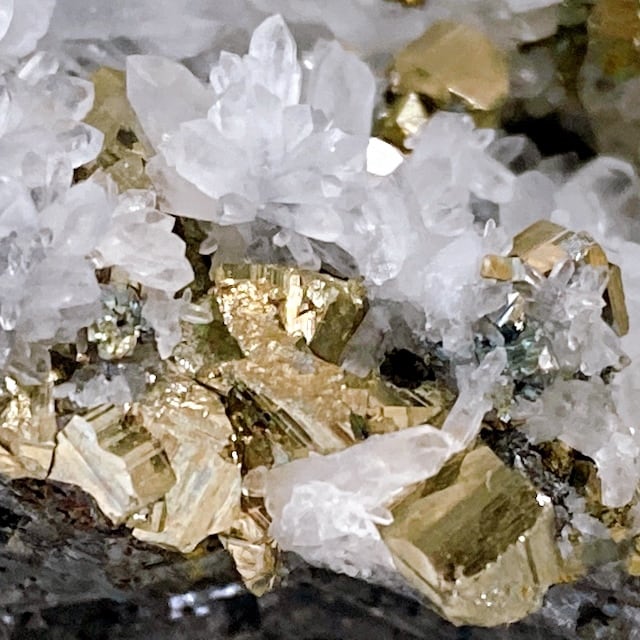 ルーマニア産 パイライト共生水晶クラスター | 天然石・パワーストーン
