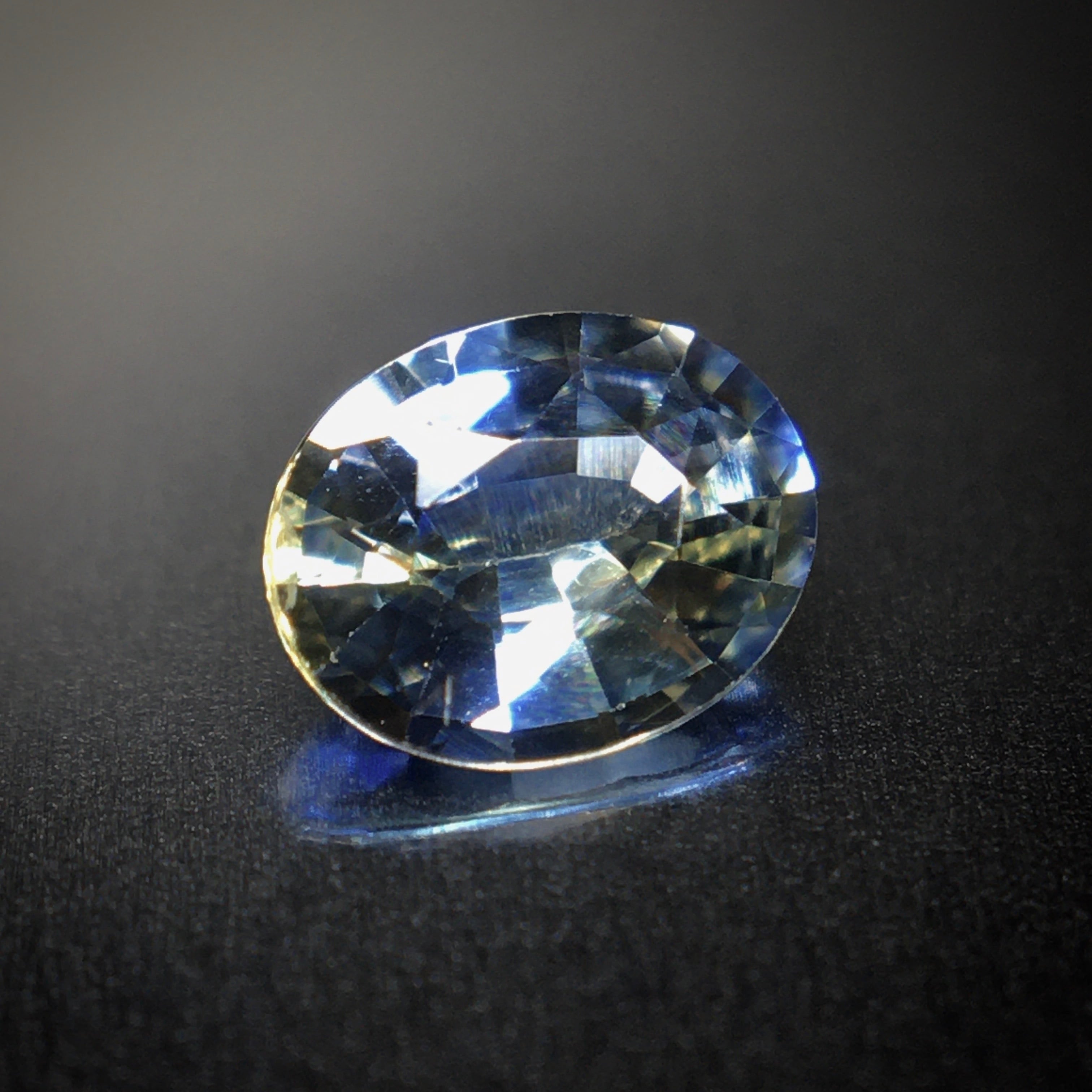 神秘的なブルーとイエロー 0.40ct 希少石 バイカラーサファイア