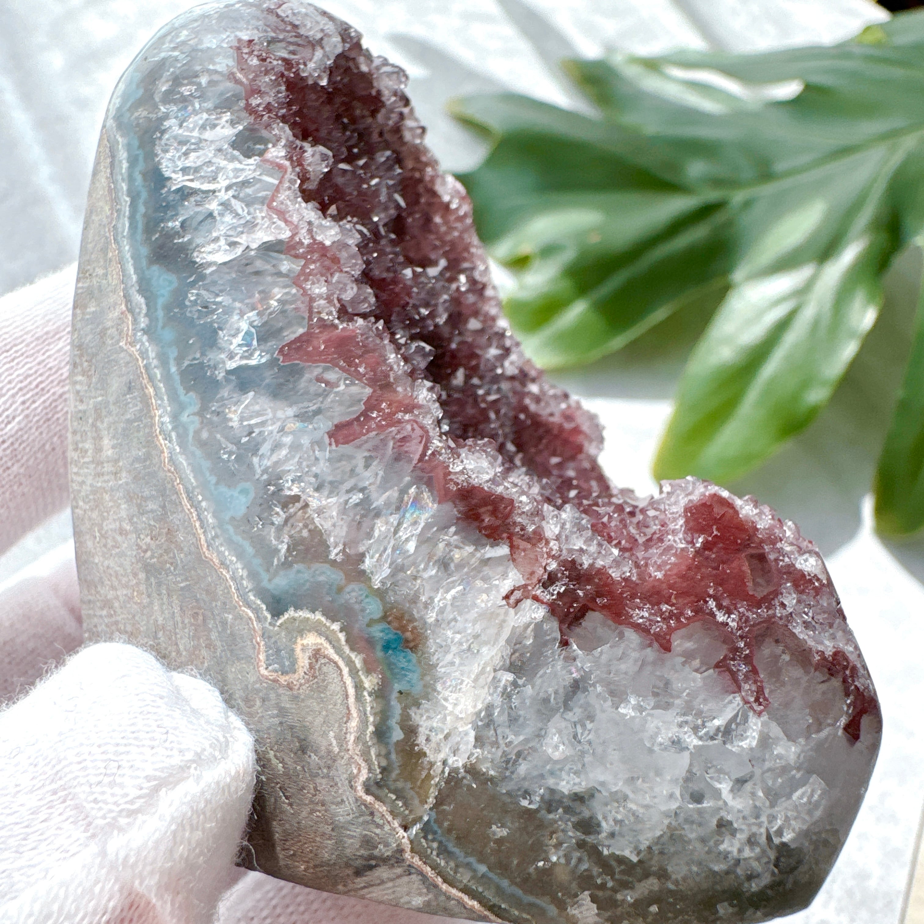 ウルグアイ産アメジストスフィア〈レインボー入り〉