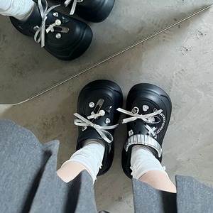 銀色の宝石が瞬くの厚底穴あきサンダル