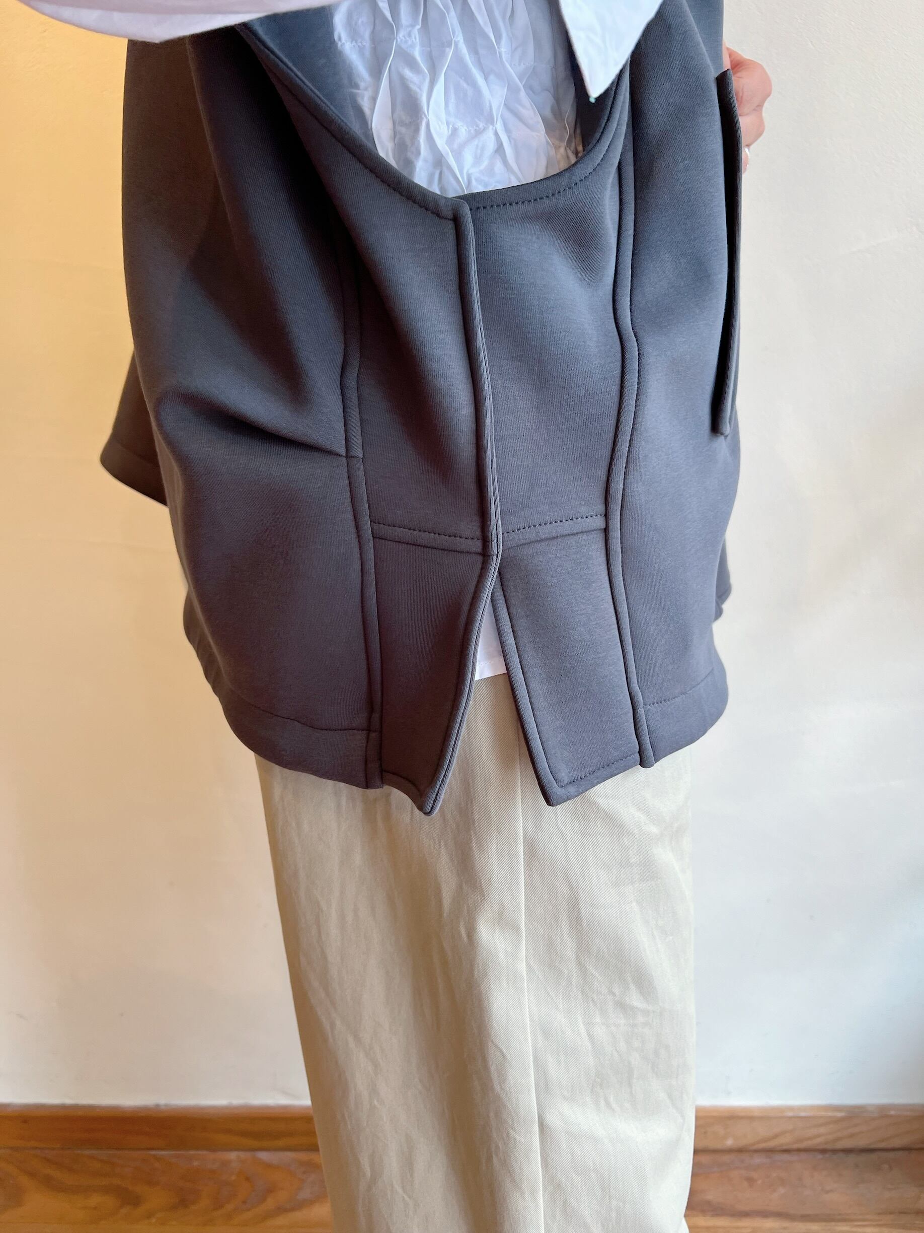 Dignite collier / スリーブレスジップブルゾン | anouk