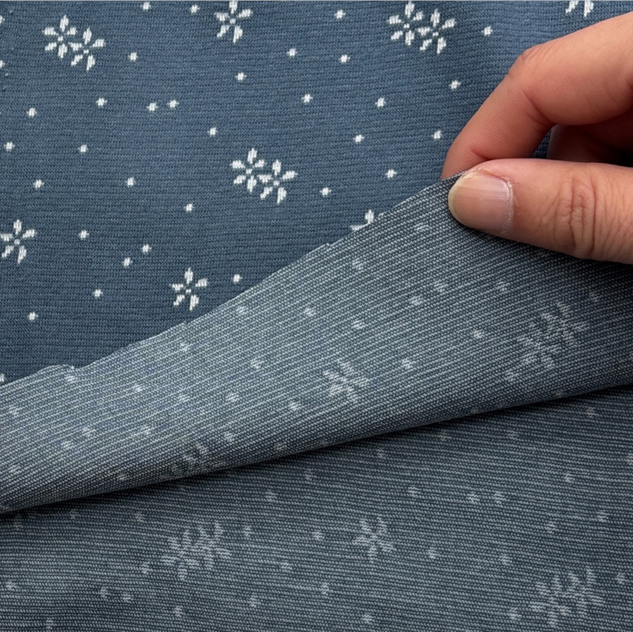 ★CT223◆オーダー50cm単位◆綿アクリル混弱毛羽立ちニット生地◆小花柄+水玉模様◆ブルー系