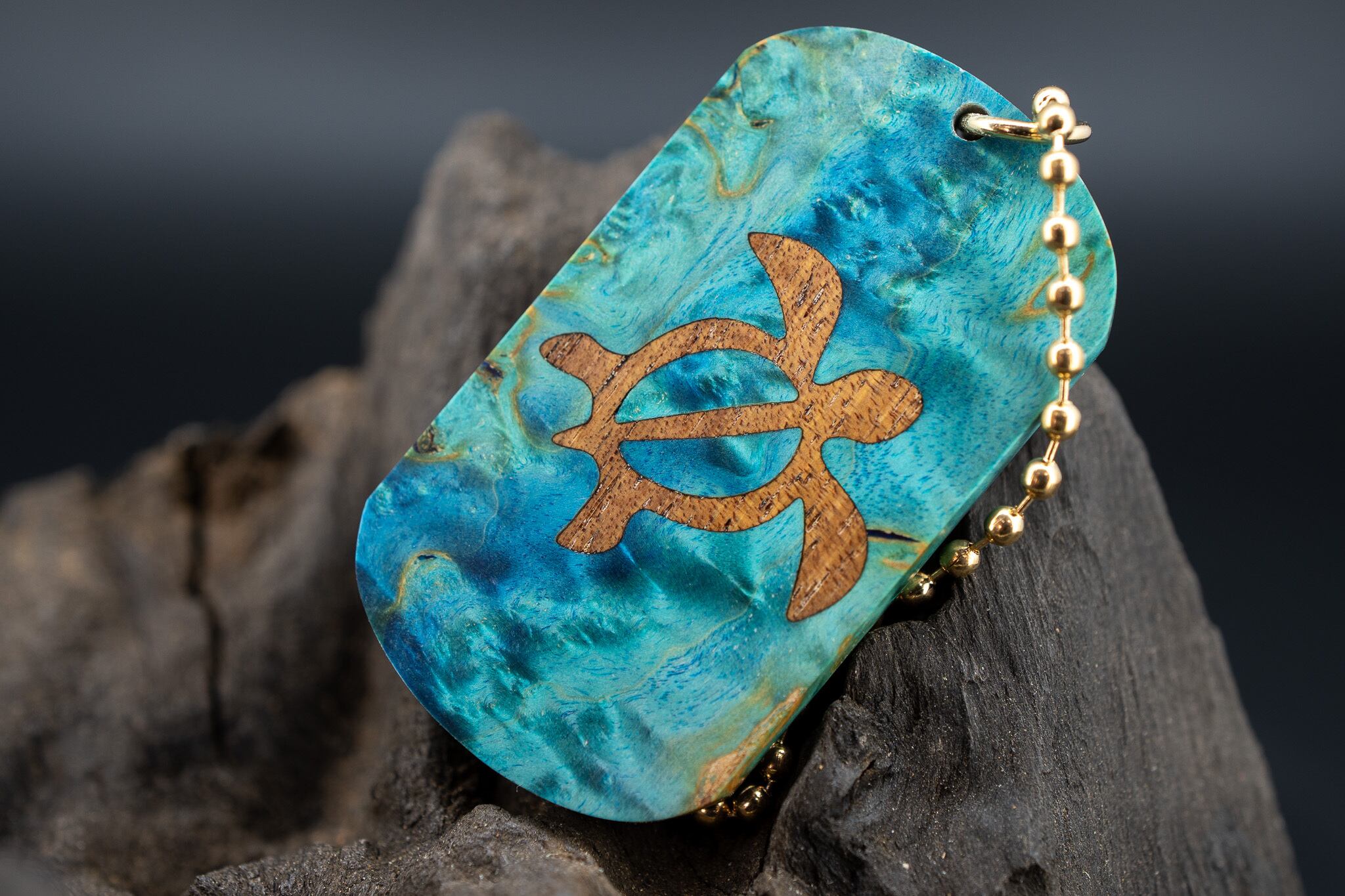 【 北欧の銘木 】 マスールバーチ スタビライズウッド ドッグタグ 象嵌 浅瀬で泳ぐウミガメ