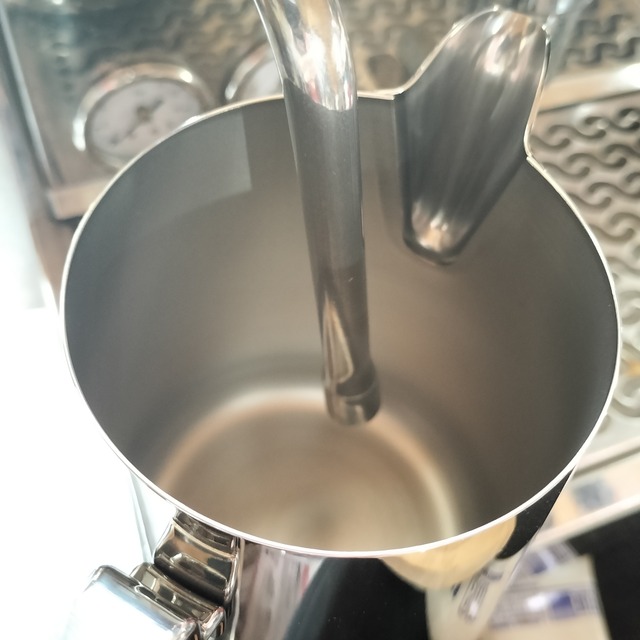 スチーミングジャグ ● ラテアート用 ミルクフォーマーポット INOX 600ml