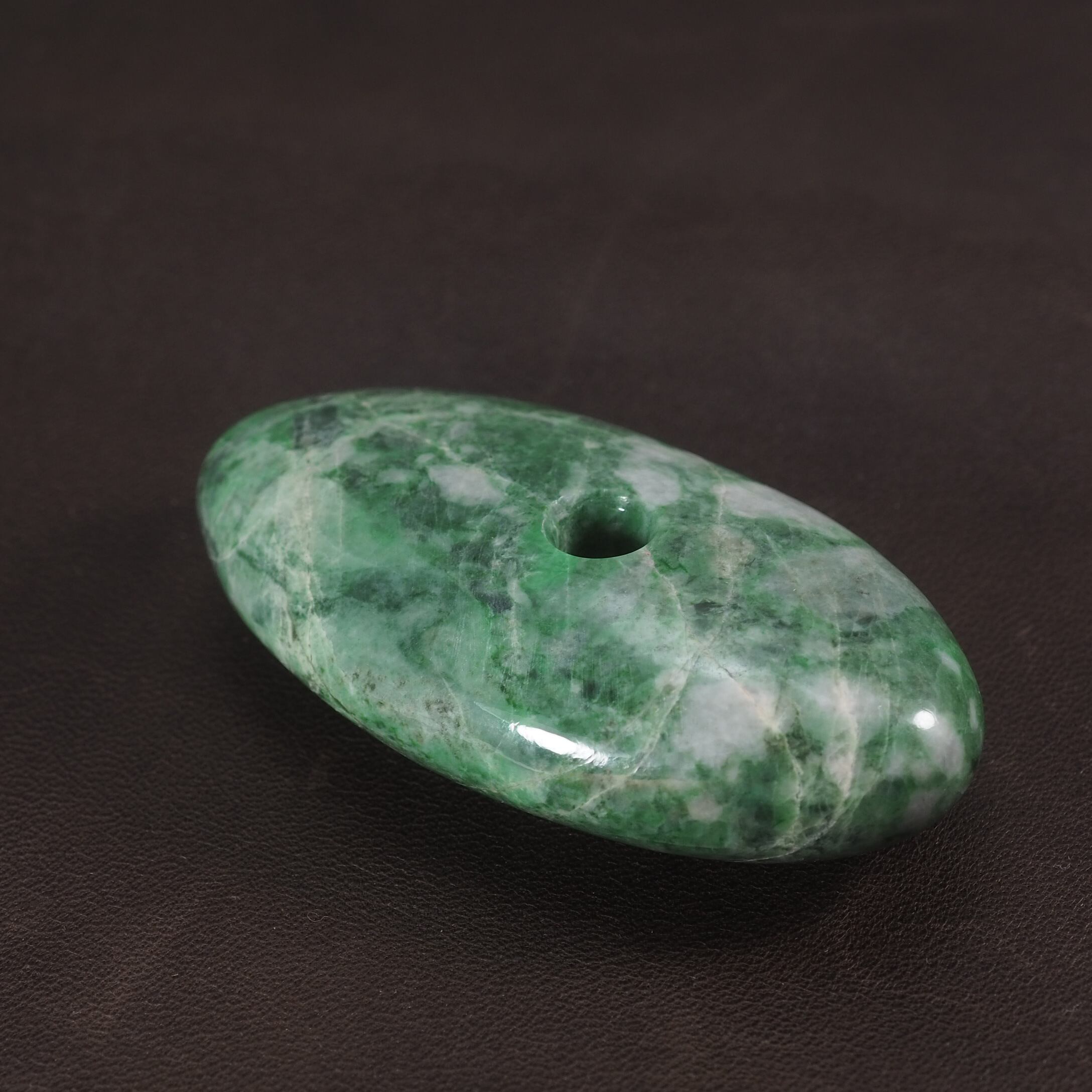 糸魚川翡翠 大珠 鮮緑圧砕翡翠 74mm vivid-green crushed jade Taishu