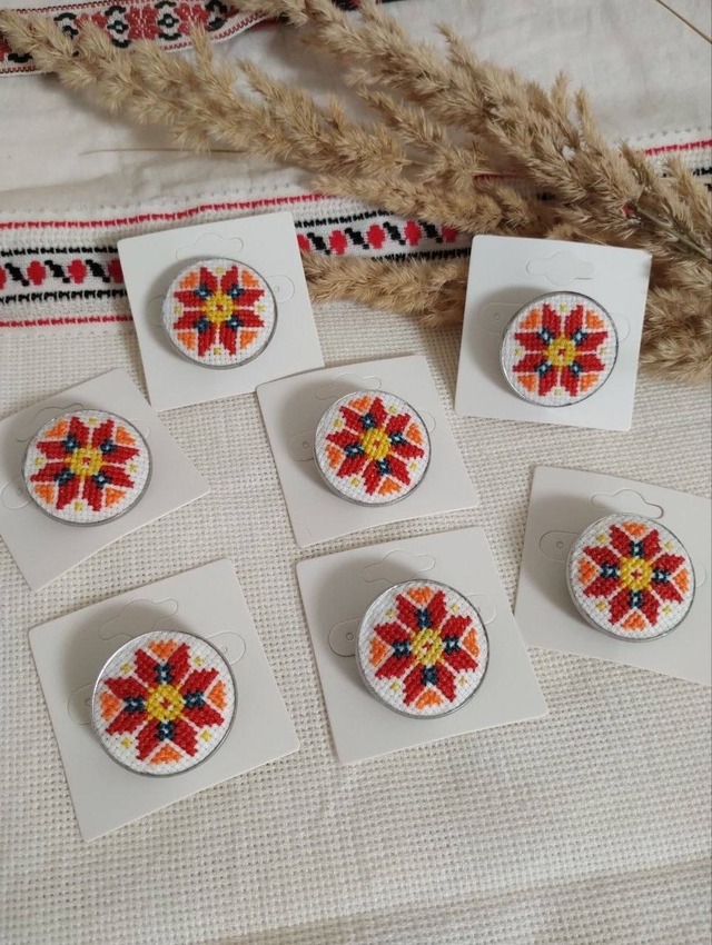 ウクライナ製　手刺繍ブローチ