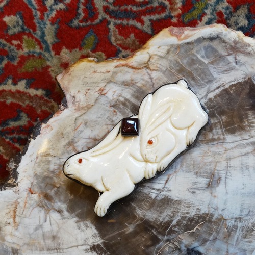 「Amy Kahn Russell」 two rabbits silver brooch & pendant top