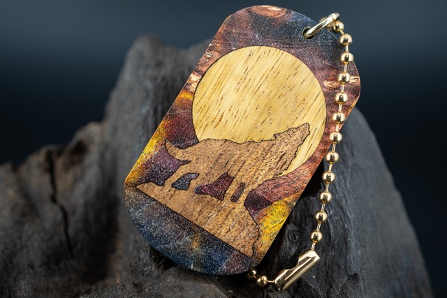 【カナダの象徴】ハードメープル 瘤杢 スタビライズウッド ドッグタグ 象嵌 月と狼