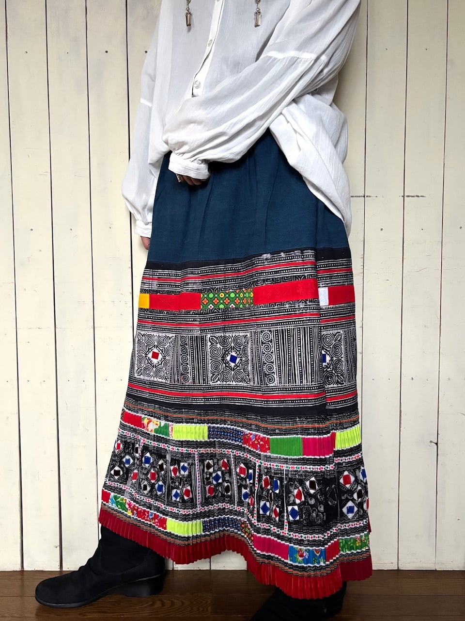 モン族スカート 062 ロング 藍染布 ろうけつバティック 刺繍 bami