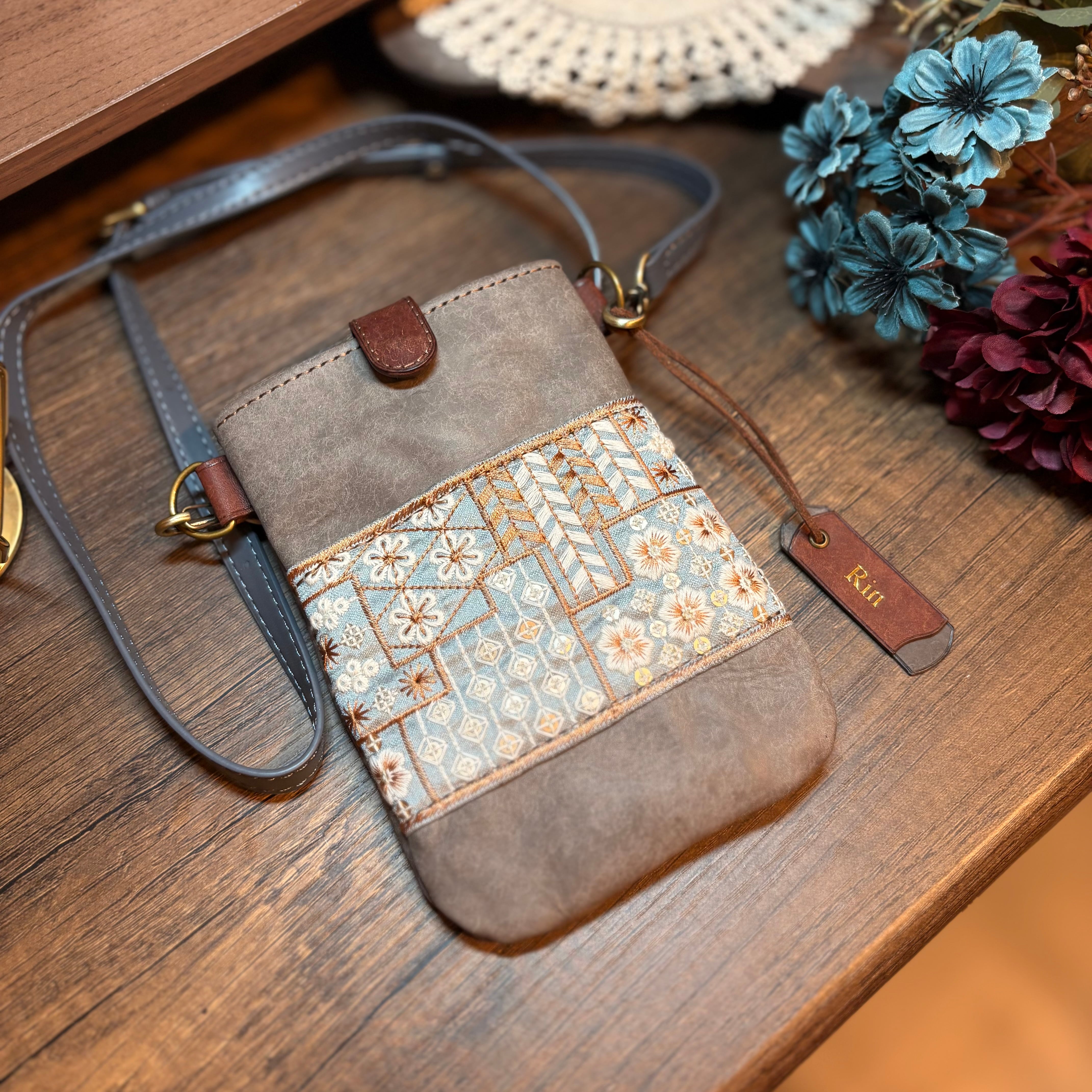 刻印名入れタグ付き】インド刺繍リボンとレザーで作ったスマホ