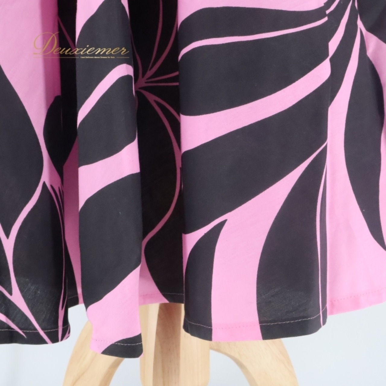 フラダンス 衣装 ワンピース ドレス ブラック系 ピンク系 ツーカラー チューブトップ プルメリア柄 モンステラ柄 かわいい 華やか 鮮やか 明るい 黒 ハワイアン アロハ ハワイアンプリント フラ ダンス レッスン 練習 おしゃれ ドレスアップ エレガント