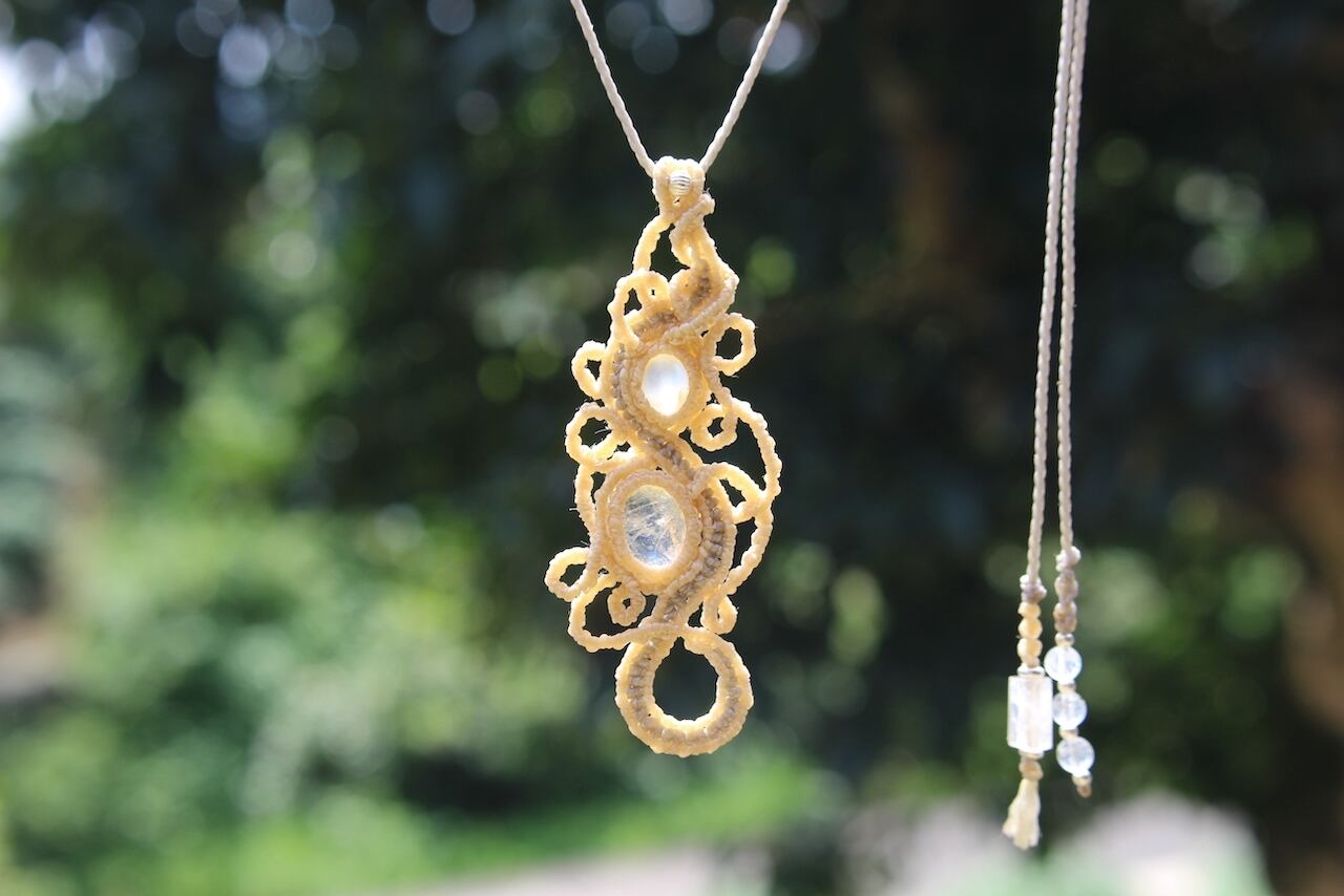 Blue moonstone & moonstone cat's eye micromacrame pendant