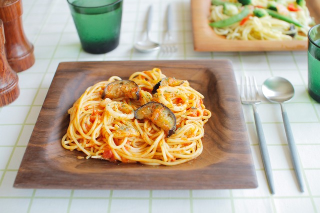パスタを乗せるのにちょうどいい木製皿（ウォールナット）