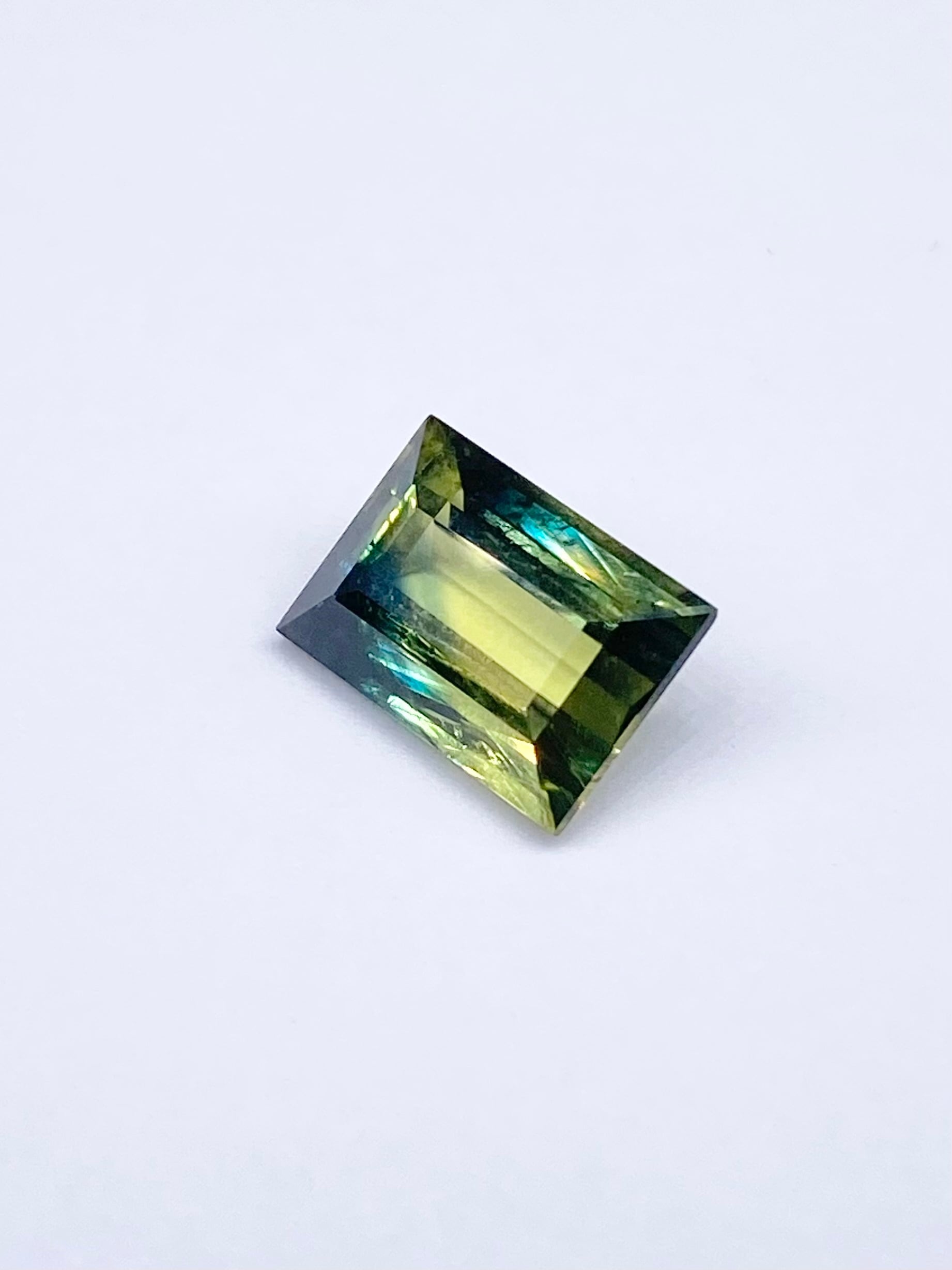 バイカラーサファイア 2.48ct ルース | シークレットベースジュエリー