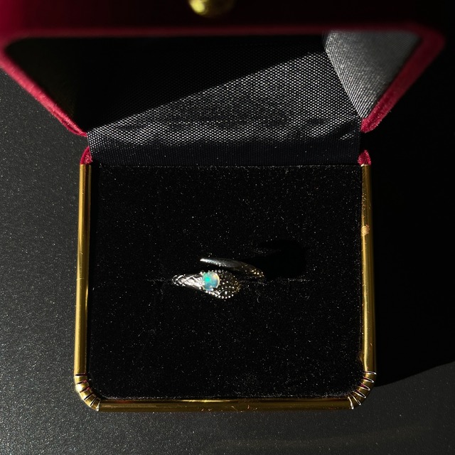 エチオピアオパール スネークリング｜ヘビ｜蛇｜遊色あり｜真鍮製 フリーサイズ｜天然石 指輪