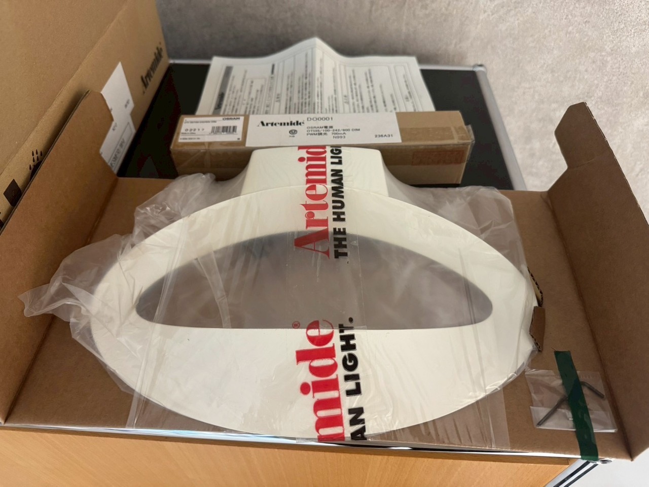 新品 Artemide アルテミデ MESMERI メスメリ ウォールライト 壁付け照明 ブラケットライト 間接照明 ホワイト モダン ミニマル ホテルライク