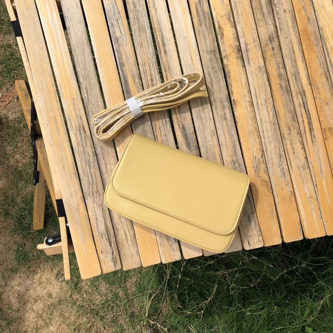 シンプルショルダーバッグ