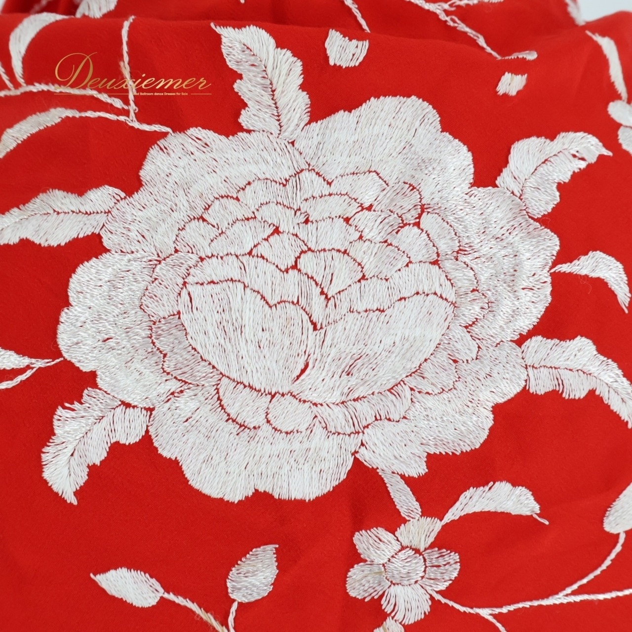 【美品 フラメンコ衣装】レッド シージョ マントン フレコ 赤 刺繍 白 ホワイト 花柄 ダンス用 トライアングル 光沢 軽い