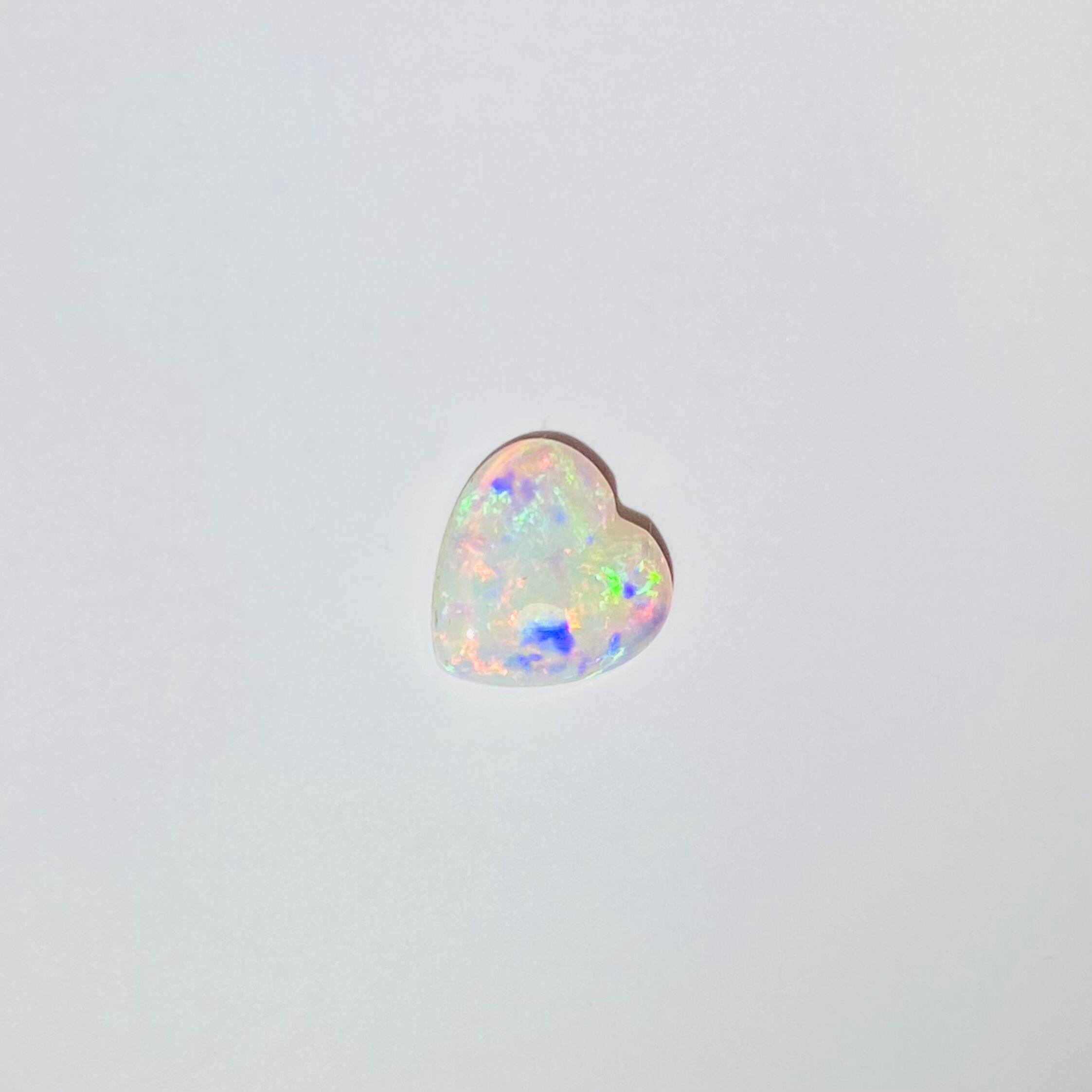 モネの絵画のような色遊ぶハートシェイプオパール