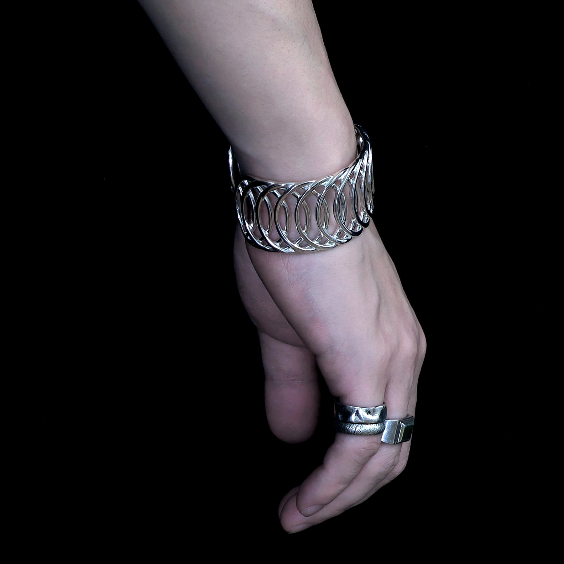 最終値下げ　ヒアーズ　バングル　UROCO PATTERN BANGLE BANGLE – h'eres