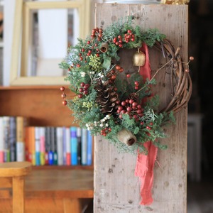 【1点もの 約直径30cm 】赤い野バラの実 ナンキンハゼ 北海道産松ぼっくりの大きめクリスマスリース * フラワーリース ドライフラワー ベル サンキライの実 クリスマスリース 北欧インテリア 開店祝い 誕生日 ナチュラル かわいい ボタニカル おしゃれ クリスマス飾り