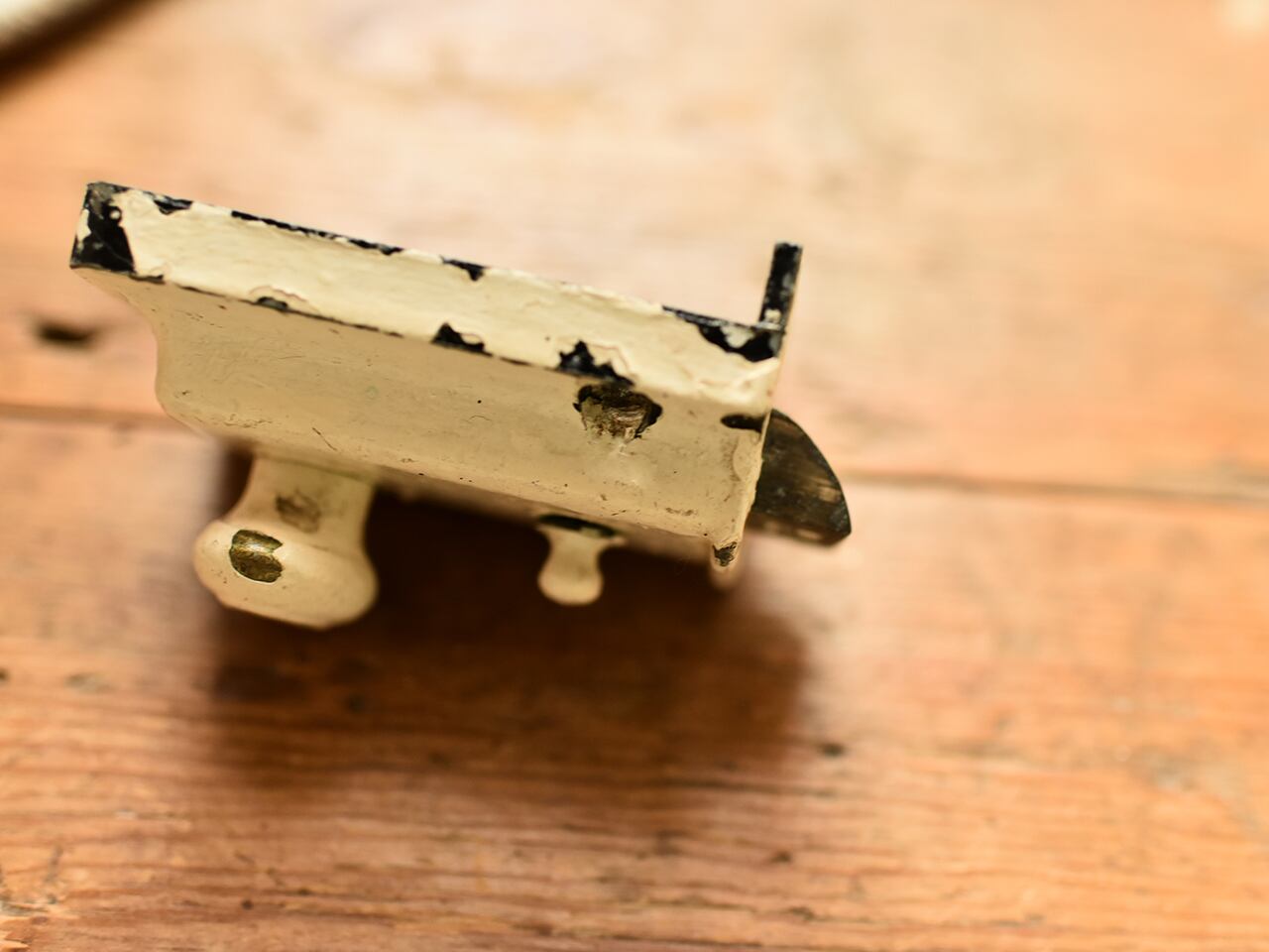 フレンチな雰囲気いっぱいの白のラッチ  *フレンチアンティーク