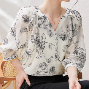 【送料無料】 トップス ブラウス 袖あり 長袖 プルオーバー Vネック Aライン フレア ロング丈 薄手生地 かわいい 大人可愛い 大人女子 こなれ感 シンプル カジュアル 大人 上品 おしゃれ お洒落 ラフ コンサバ エレガント 花柄 小花柄 春 夏 20代 30代 40代 レディース 女性 デート お出かけ お茶会 女子会 休日 演奏会 授業参観 二次会 パーティ 着回し プチプライス デイリーユース 普段使い オルチャン 韓国系 ファッション 定番アイテム 着痩せ インスタ映え