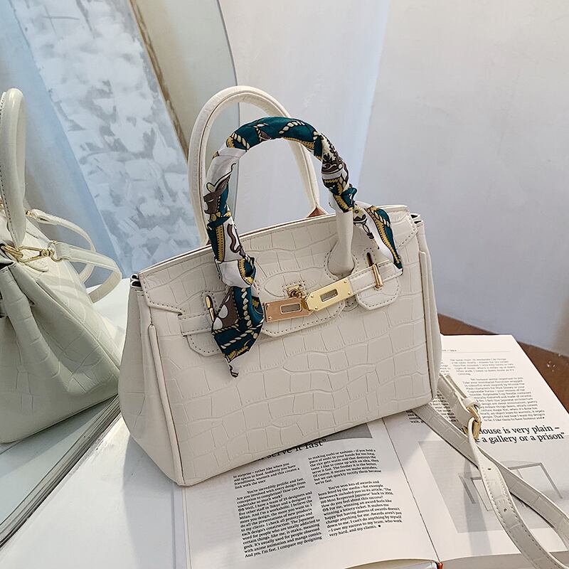 センスのウエスタンスタイルバッグ女性2020新しいトレンディなファッションオールマッチポータブルメッセンジャーバッグネット赤大容量プラチナバッグ Tiancai_Wing_Bag1634336