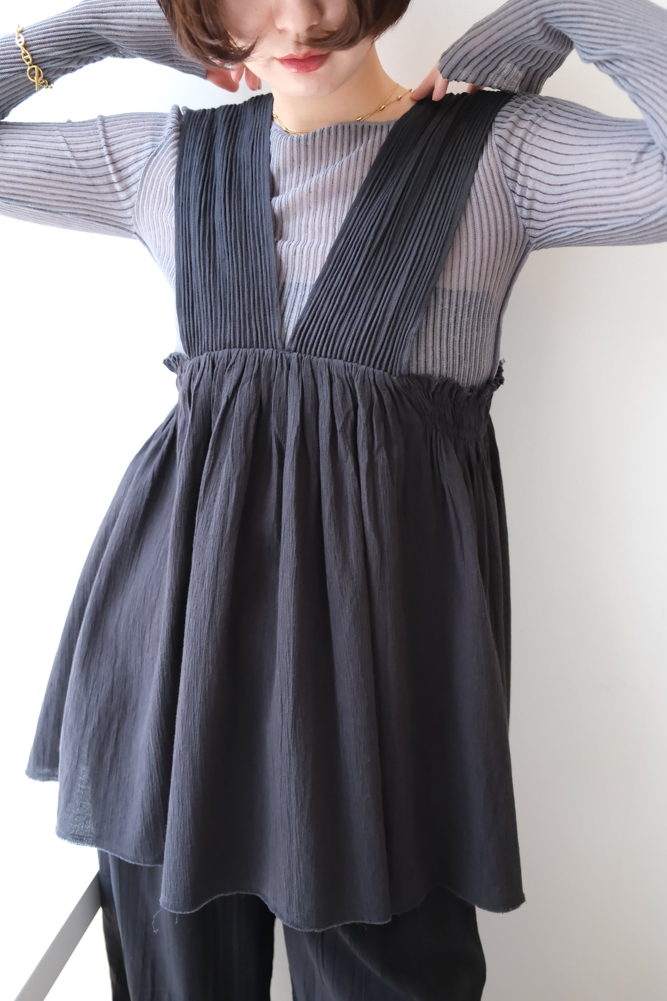 Hella cotton crepe gather top コットンクレープギャザートップス