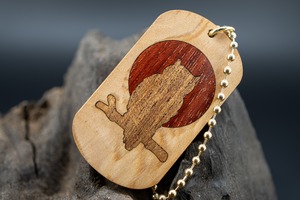 【茶花の女王】 椿 ドッグタグ 象嵌 夜とミミズク