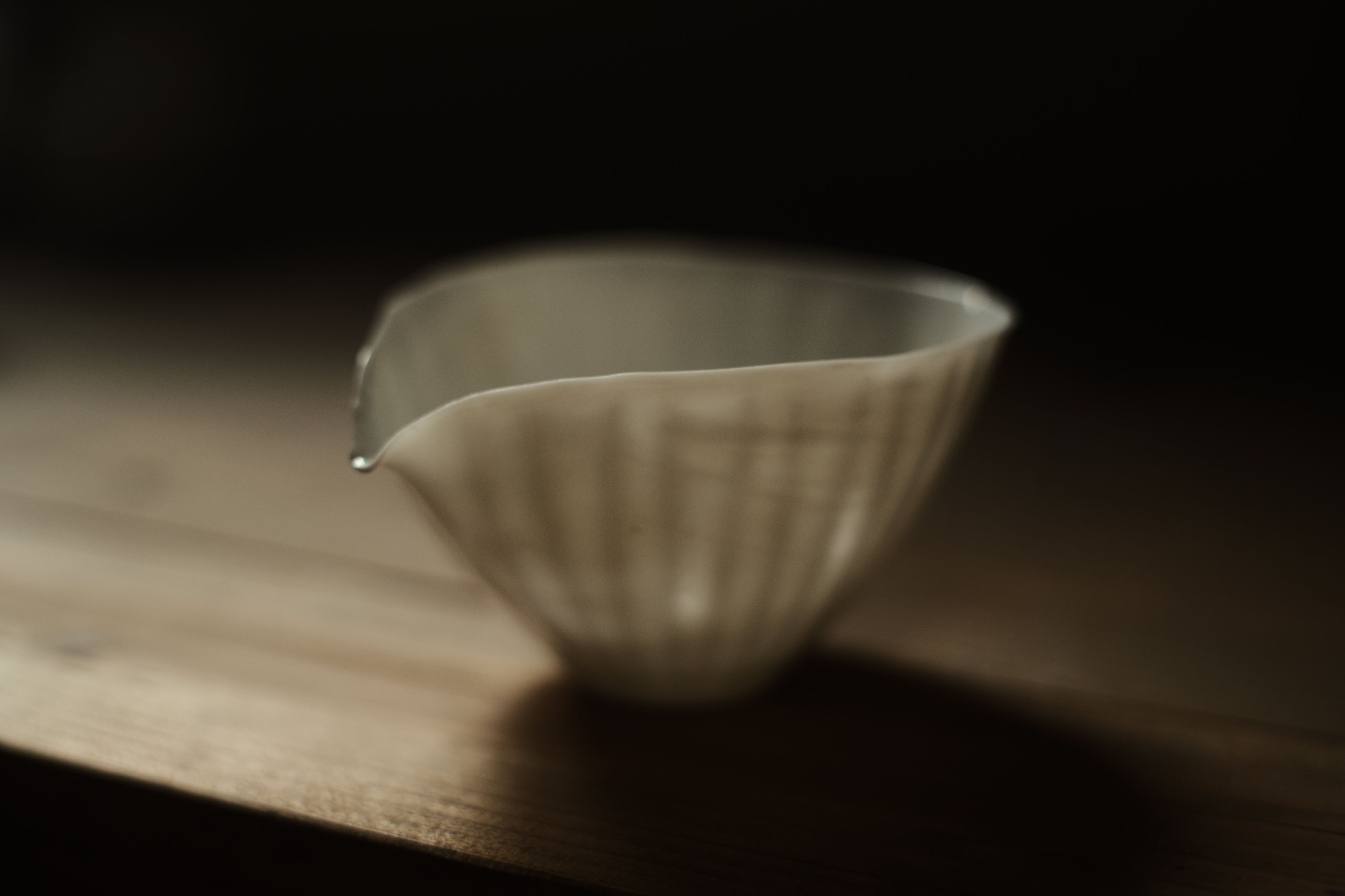 手拓薄胎白磁茶海・貝＜徳化窯＞（型作り・手押し/満水容量120cc