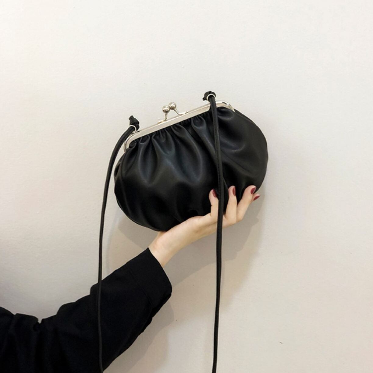 バッグ レディース 鞄 カバン かばん ショルダーバッグ ポシェット がま口 がまぐち 斜めがけ 斜め掛け シェル型 かわいい 大人可愛い 清楚 フェミニン おしゃれ お洒落 ナチュラル ラブリー キュート ガーリー 個性的 ロマンチック 無地 学生 通学 デート お出かけ 女子会 カフェ巡り 街歩き ホワイト ブラック ブルー イエロー ラベンダー 春 夏 秋 冬 10代 20代 30代 韓国 韓国系 普段使い ワンマイル モテ トレンド 流行 インスタ映え 送料無料