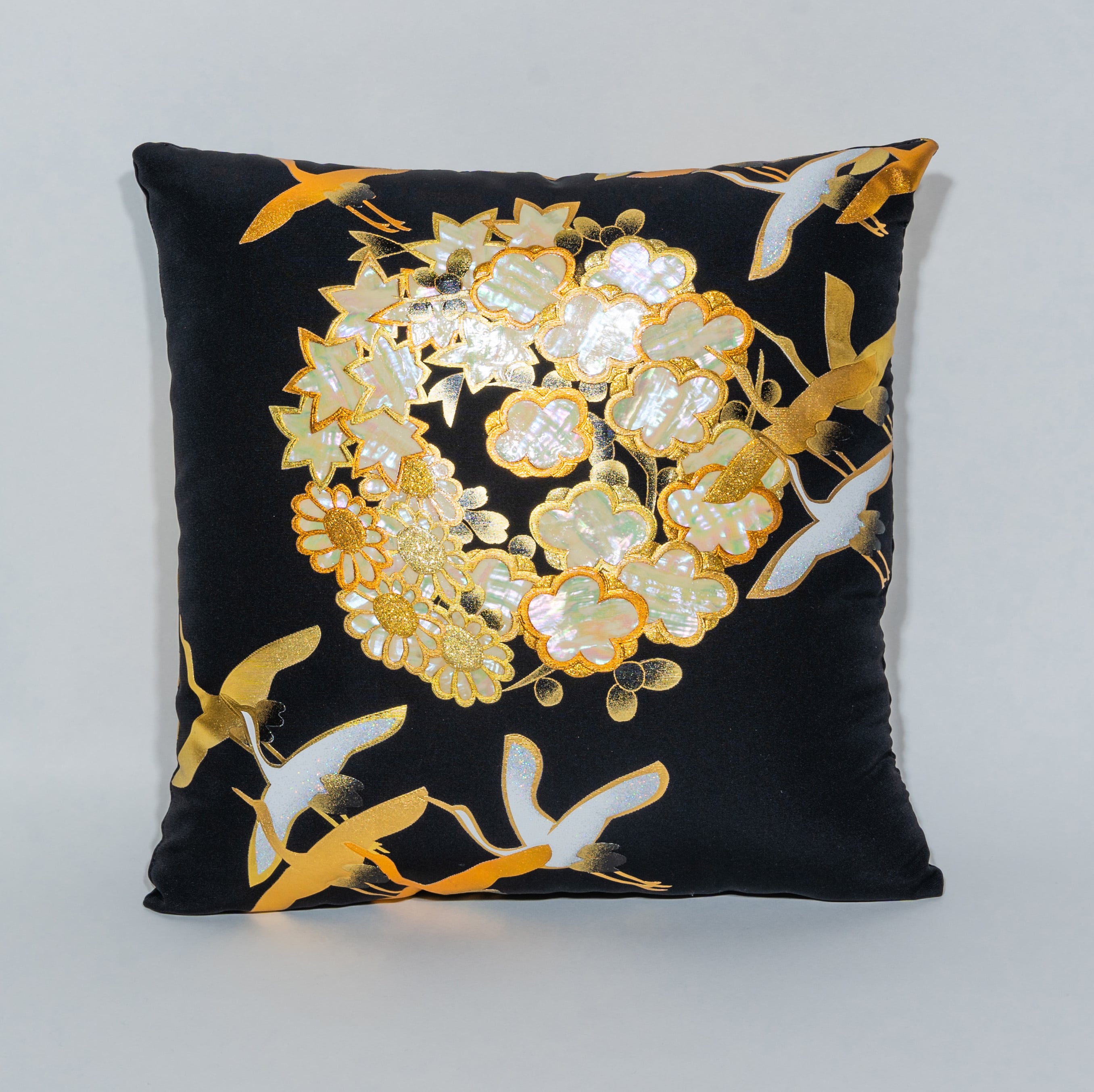 金彩クッション / 黒地に丸花と光琳鶴 螺鈿仕様 | NOB MIYAKE