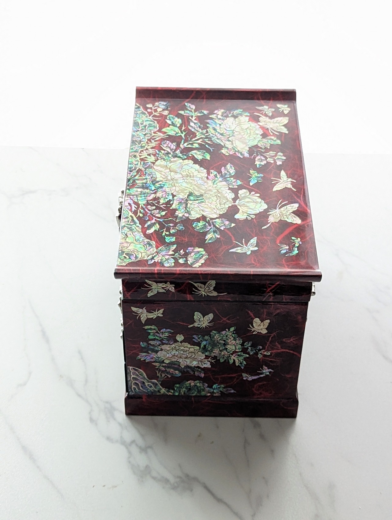 螺鈿細工 小箪笥 牡丹の花に舞う蝶（朱色） | 韓国螺鈿細工小物入れ 