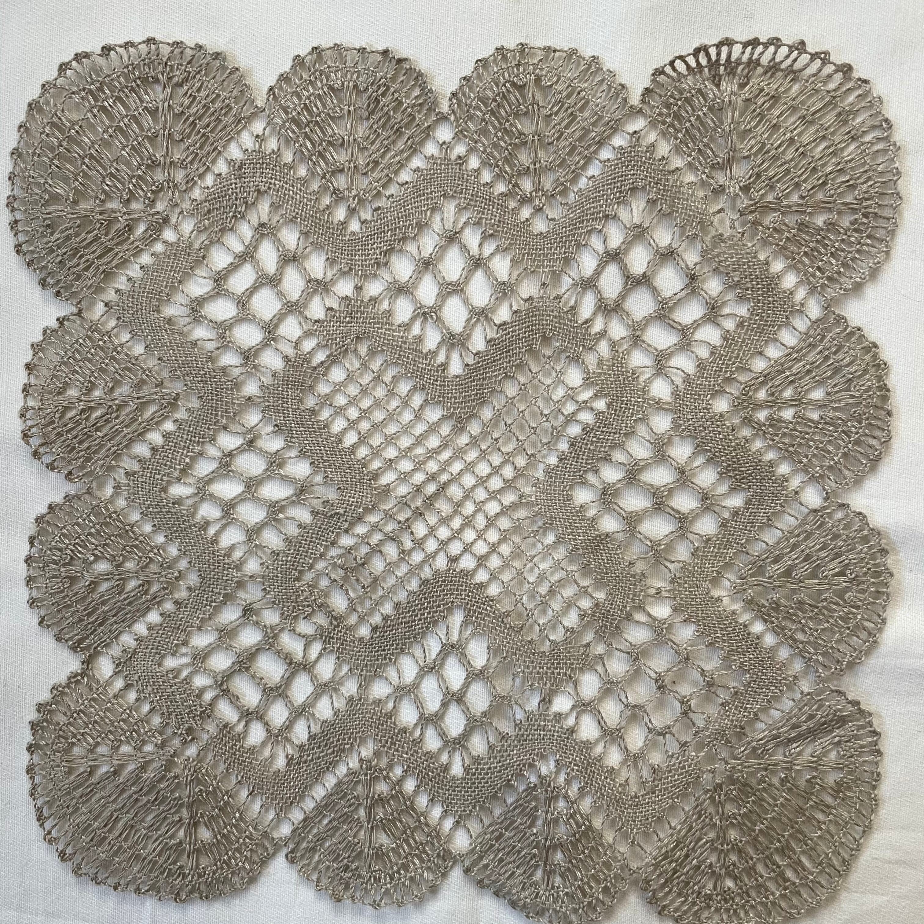 薄茶色のドイリー