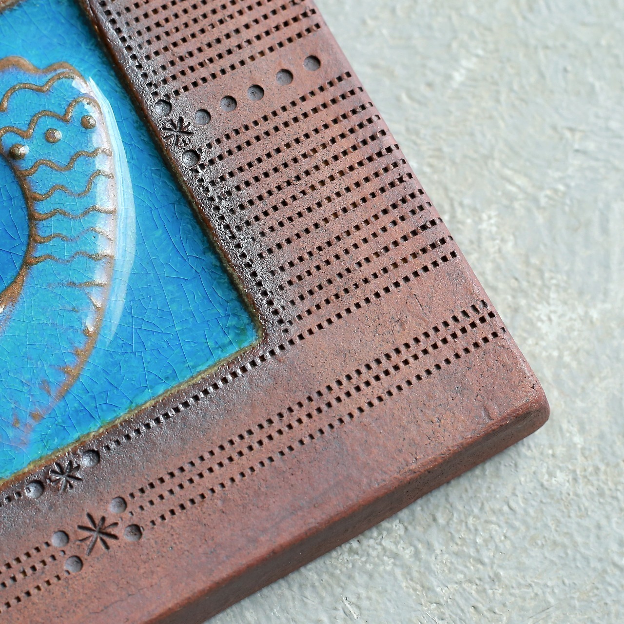 鮮やかなブルーが目を引く、可愛い小鳥の陶板｜鳥モチーフ 陶板 壁掛け ウォールデコ 陶器オブジェ