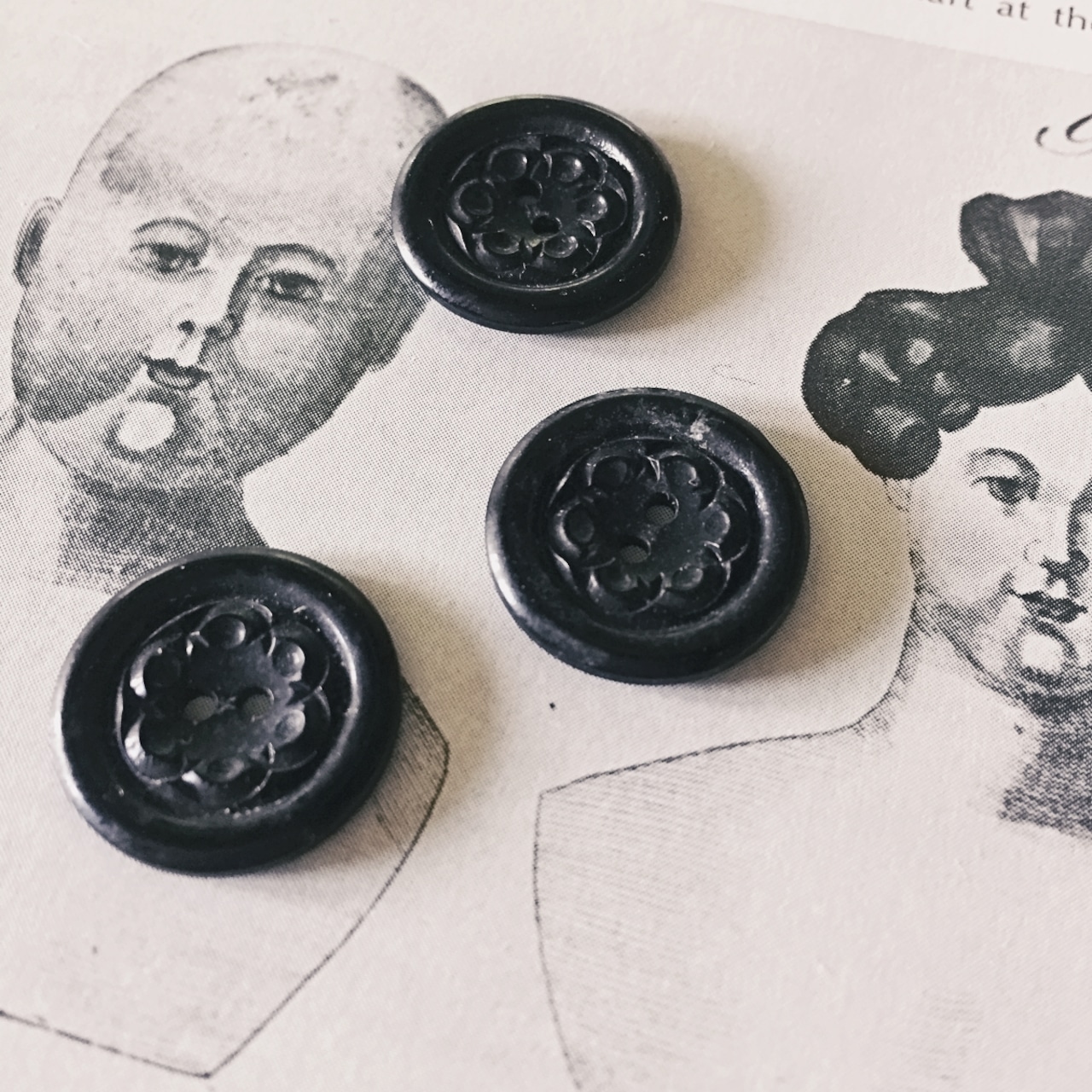 フランス 1900s 幾何学の黒花とgalalithe製ボタンセットd アンティーク