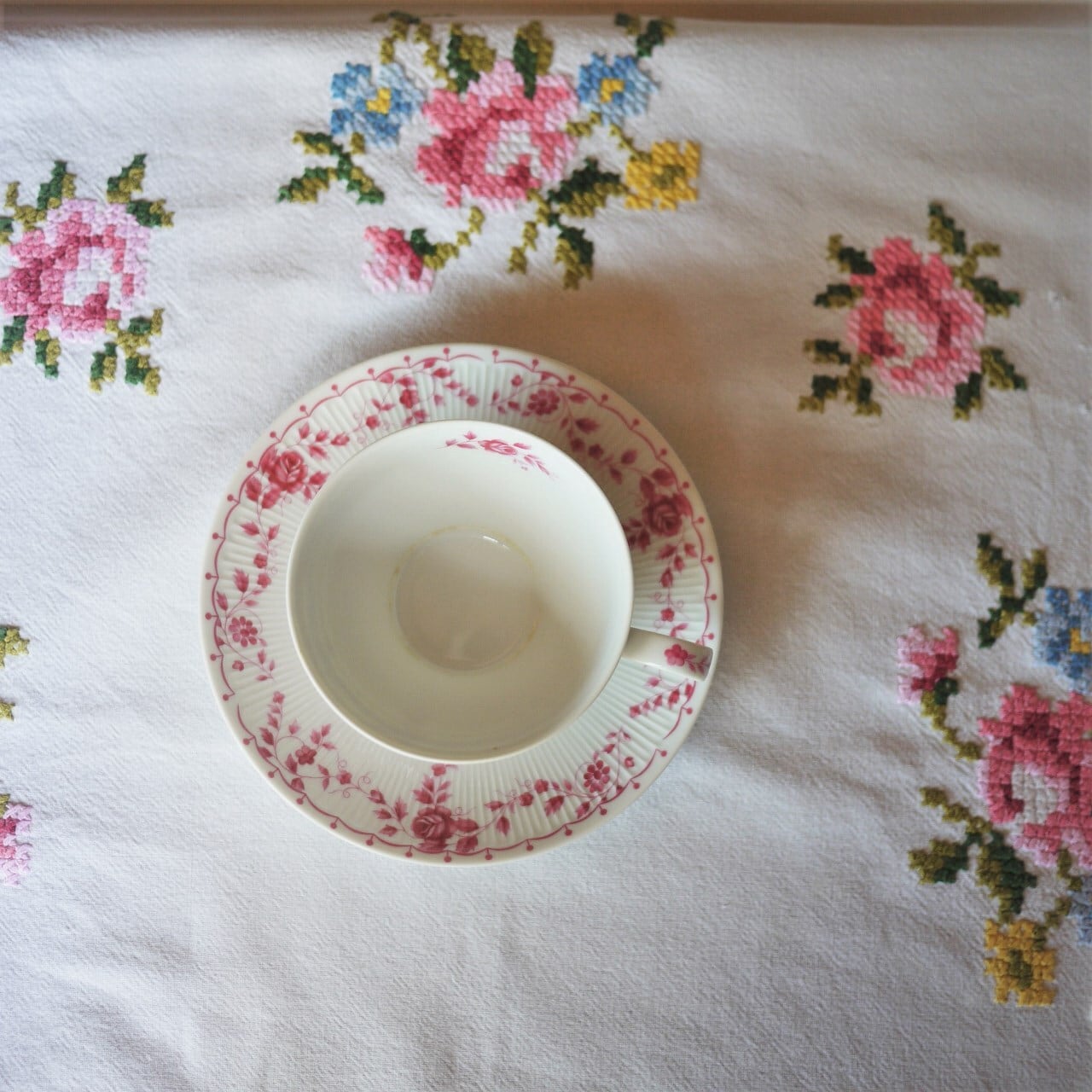 薔薇刺繍のテーブルクロス クロスステッチ