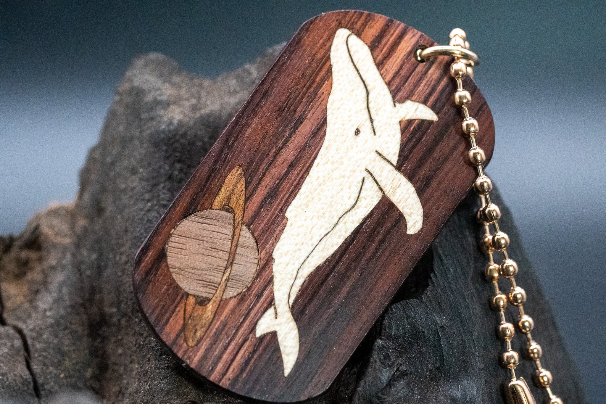 【王室御用達 】キングウッド ドッグタグ 象嵌 勇魚と惑星