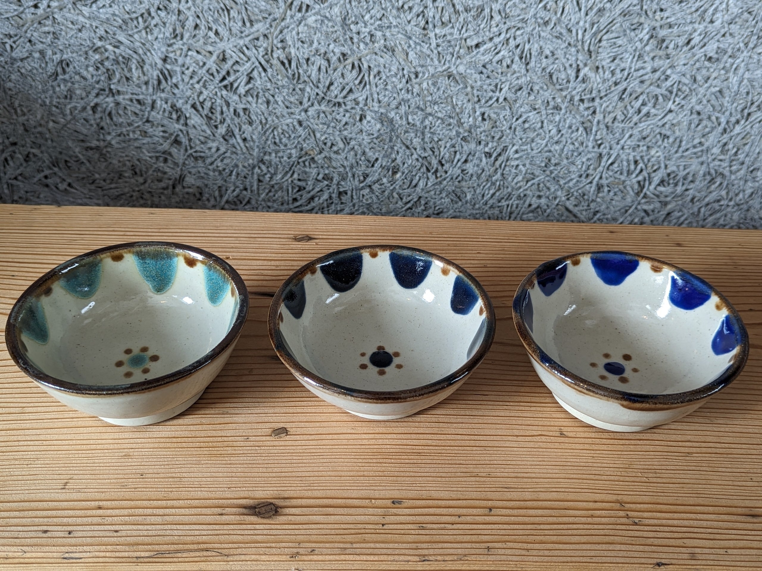 サオラさん・やちむん・陶器・陶芸・ 先日ちらっと紹介しましたが、沖縄 サオラ窯の器が入荷しています