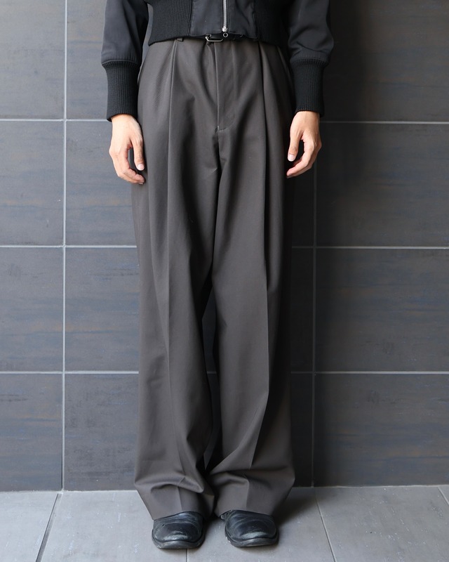 【+(Plūs) 】Wide two-pleat trousers/ Dark gray