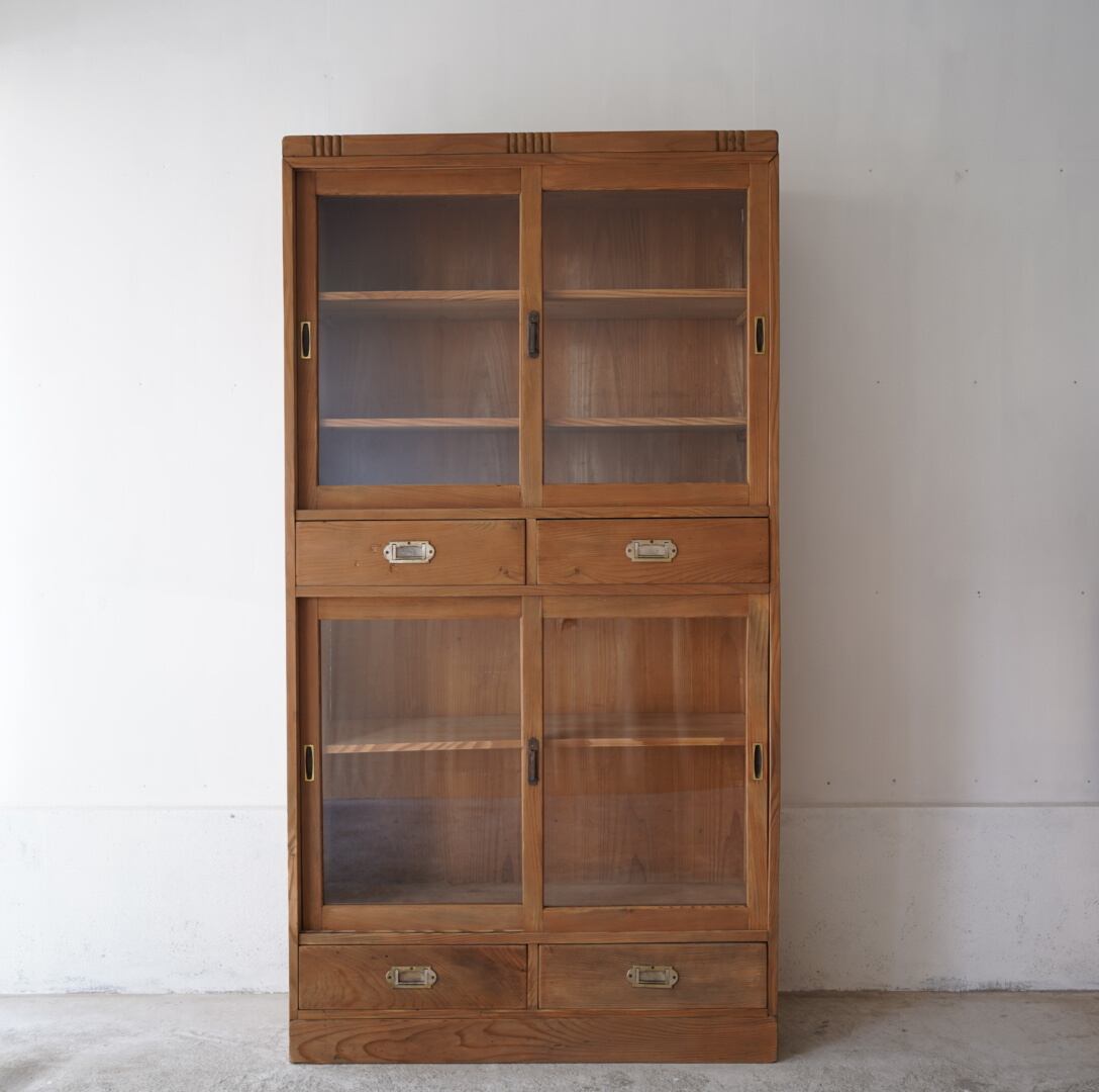 古い大きなガラス戸棚