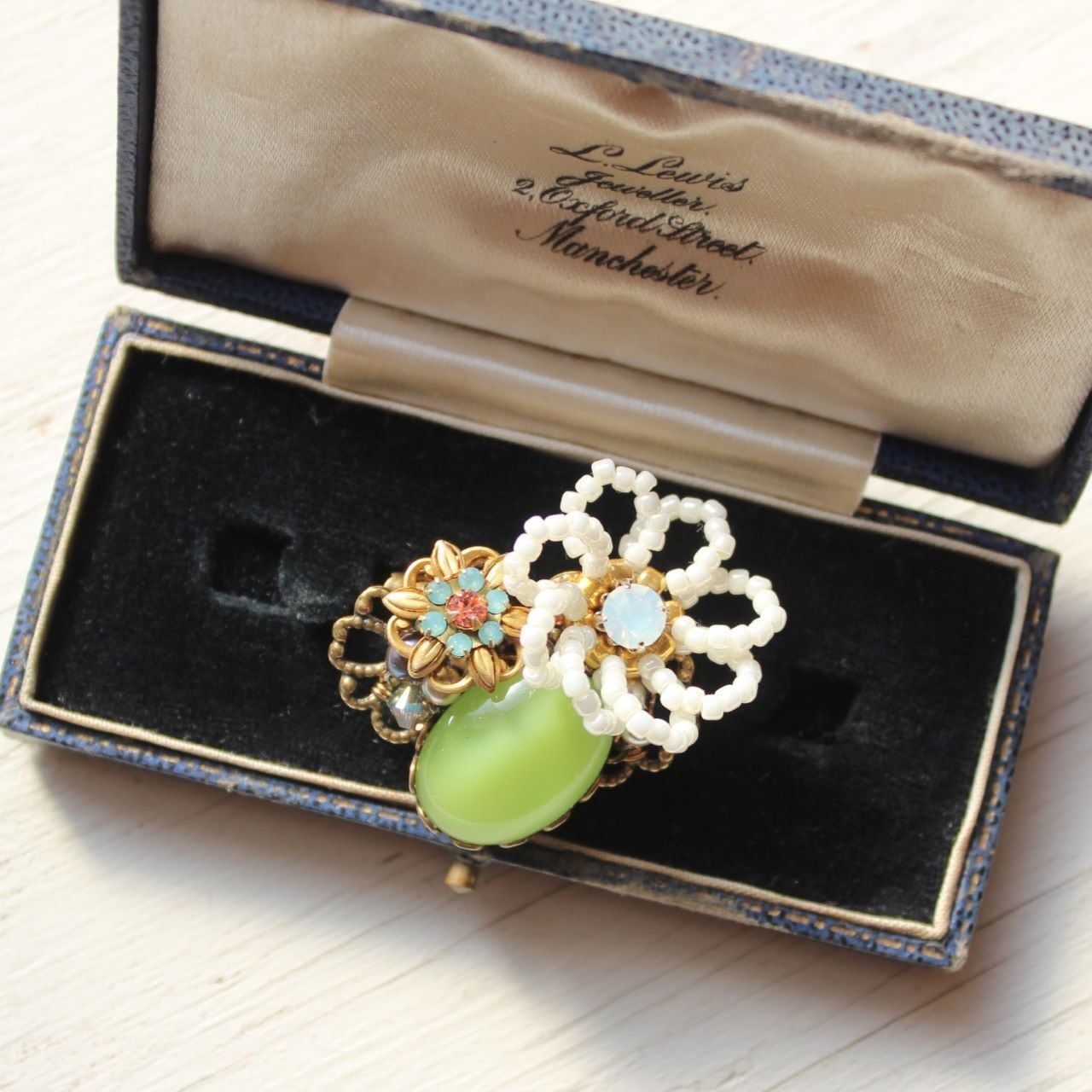 スワロフスキーコンポーネント・ノスタルジックなビーズ編みのブローチ