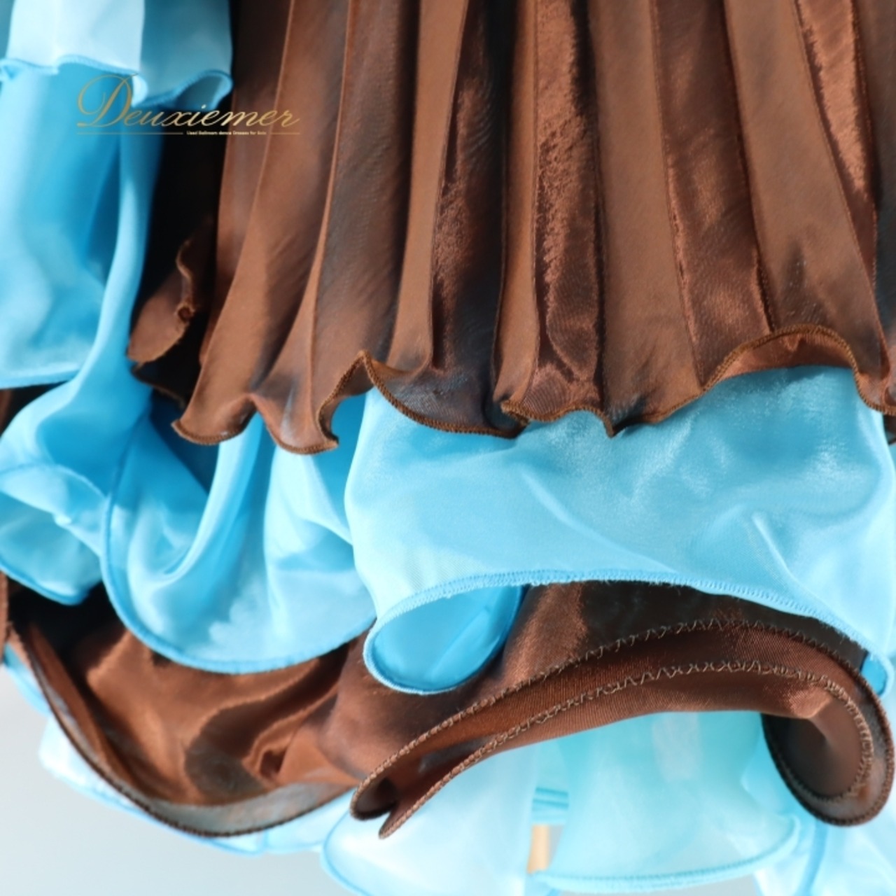 社交ダンス 衣装 クリスアン chrisanne スタンダードドレス スタンダード ドレス ワンピース 茶色 水色 フロート デモ 競技 ダンス パーティ 発表会 ブラウン系 ブルー系 花 フリル レース スカート 豪華 デザイン プリーツ 上品 競技用 衣装 エレガント ダンス衣装