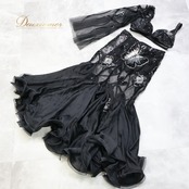 ベリーダンス オリエンタル 衣装 上下セット ブラック系 黒 ラインストーン スパンコール 蝶 トップス スカート 煌びやか 華やか 豪華 セクシー スリット ダンス衣装 舞台 キラキラ チュール かわいい ボリューム ゴージャス シルバー系