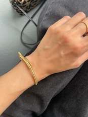 sleek wave bangle
